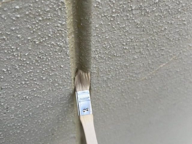 明石市の外壁目地へのプライマー塗布